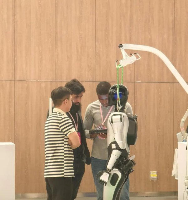财富牛 机器人比赛下楼、装电池、叠衣服！记者实探